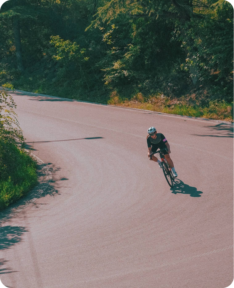 Велосипедист на дороге